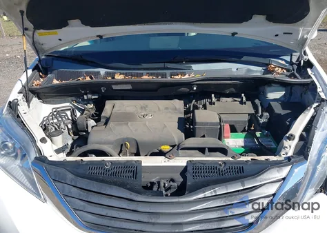 2014 Toyota Sienna Xle V6 8 Passenger z USA, uszkodzony, nr VIN 5TDYK3DC5ES437547